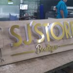 aviso-letras-3d-dorado-espejo-con-iluminacion-espaldar-madera